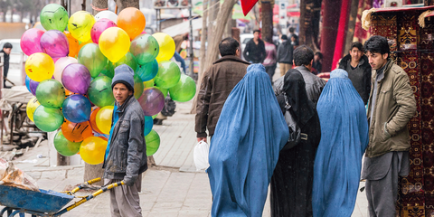Plusieurs pays et régions européennes ont interdit le port de la burqa. Amnesty International ne plaide pas en faveur d’une telle interdiction.  © Marcus Perkins for Amnesty International