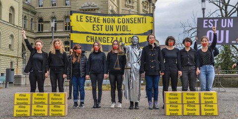 37’000 personnes ont signé la pétition d'Amnesty International réclamant un nouveau droit pénal en matière sexuelle. Ici, une action devant le Palais fédéral. ©AI/Philipe Lionnet