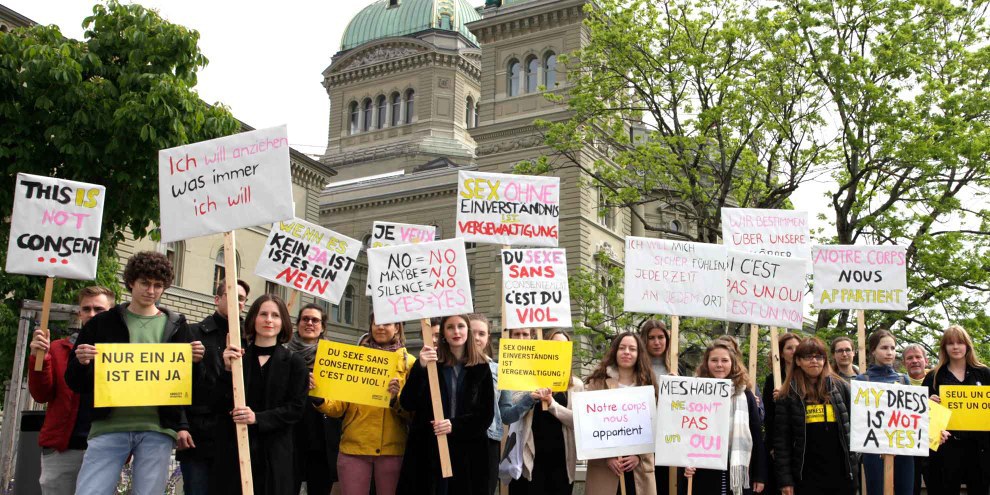 Action devant le Palais fédéral demandant une modification du droit pénal sexuel. ©AI