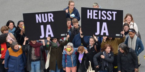 Les victimes de violences sexuelles, des activistes et une large coalition d'organisations demandent que le principe du "Seul un oui est un oui" soit enfin inscrit dans le droit pénal en matière sexuelle. © AICH