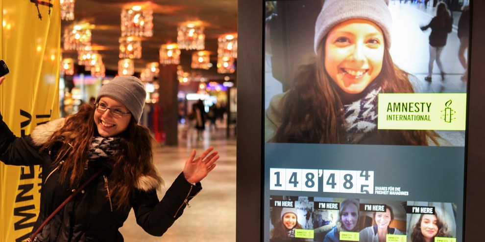 Action Amnesty I'M HERE avec un écran interactif