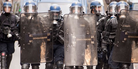 Des policiers belges en tenue anti-émeute en marche vers la commune de Molenbeek à Bruxelles, Belgique, 2 avril 2016. ©Martin Barzilai