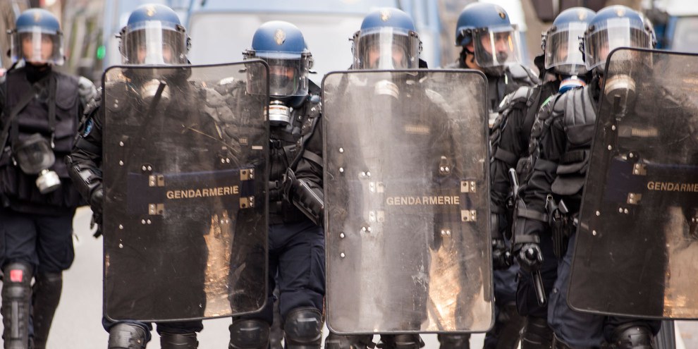 Des policiers belges en tenue anti-émeute en marche vers la commune de Molenbeek à Bruxelles, Belgique, 2 avril 2016. ©Martin Barzilai