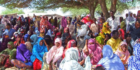 Des réfugiés somaliens attendent la distribution de nourriture. © Private