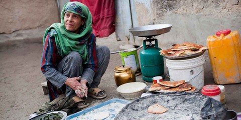 Cuisson du pain dans un camp provisoire près de Kaboul. © UNHCR / J. Tanner