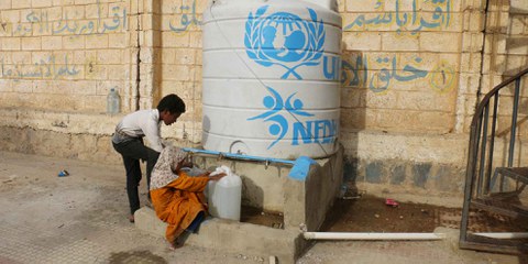 Droit à l'eau: ces enfants réfugiés doivent chercher de l'eau dans une école. © Amnesty International