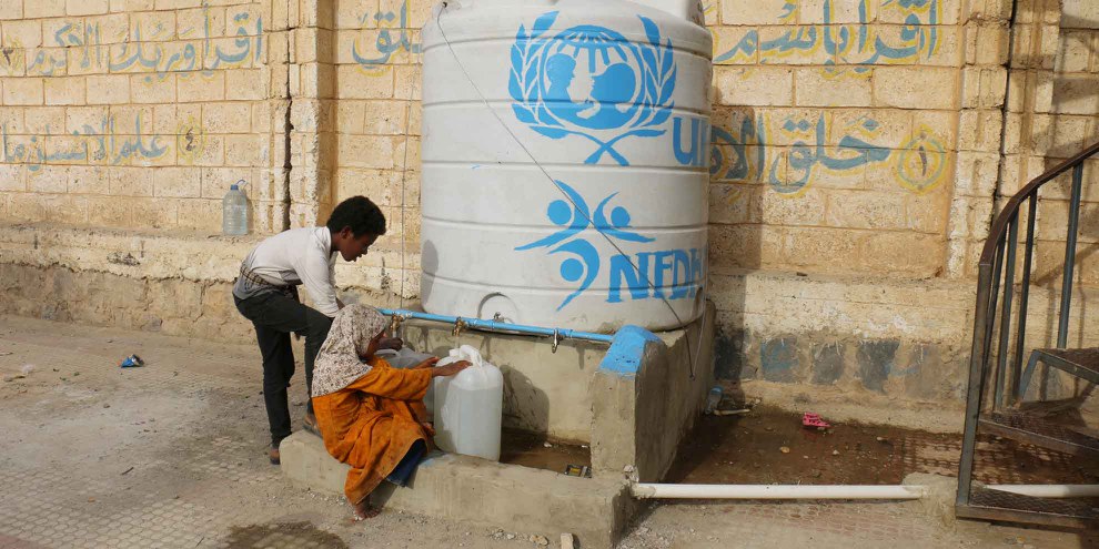 Droit à l'eau: ces enfants réfugiés doivent chercher de l'eau dans une école. © Amnesty International