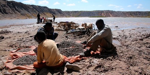 Extraction de cobalt à Katanga (République démocratique du Congo) en 2015, par des travailleurs mineurs notamment. © Amnesty International
