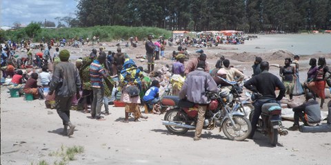 Extraction de cobalt, un minerai utilisé dans les batteries lithium-ion, au lac Malo (République démocratique du Congo) en 2017. © Amnesty International