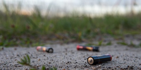 Les piles ne sont pas seulement une charge pour l'environnement si elles ne sont pas éliminées correctement. Les droits humains sont également toujours violés dans l'extraction des matières premières. ©bews / Shutterstock.com