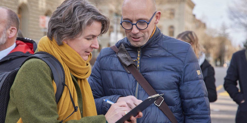 Dans toute la Suisse, des milliers de personnes, dont des militant·e·x·s d'Amnesty, ont récolté des signatures, en bravant un froid glacial.© responsabilite-multinationales.ch