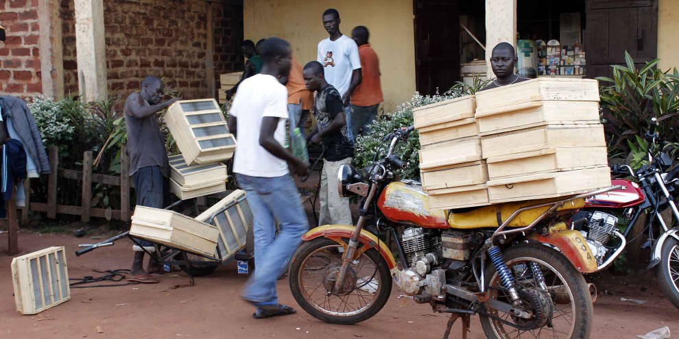 Vente de boîtes de filtrage des diamants à Berberati, République centreafricaine. © Amnesty International