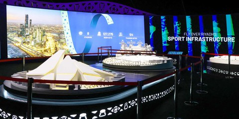 Les maquettes de stades présentées lors d'une exposition de la candidature saoudienne pour la Coupe du monde de football de la Fifa 2034 à Riyad.  © Fayez Nureldine / AFP / Getty