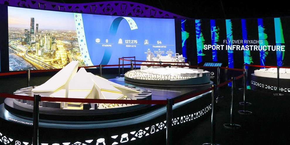 Les maquettes de stades présentées lors d'une exposition de la candidature saoudienne pour la Coupe du monde de football de la Fifa 2034 à Riyad.  © Fayez Nureldine / AFP / Getty