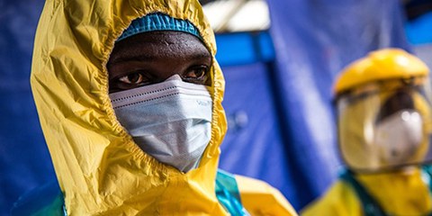 Cinq ONG, dont Amnesty ont adressé une pétition aux 20 plus grandes puissances économiques, afin qu'elles prennent des mesures concrètes pour endiguer l'épidémie. © Tommy Trenchard / Oxfam 