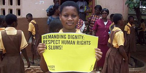 Une écolière participant à la campagne «Exigeons la dignité» d'Amnesty International, au Ghana, en mars 2010. © AI