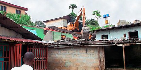 Un bulldozer demolit des maisons dans la communauté Njemanze à Port Harcourt.  © DR