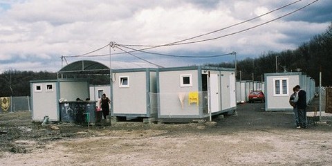 Une mission d'Amnesty International rencontre des Roms dans un quartier de containers, février 2010. © AI