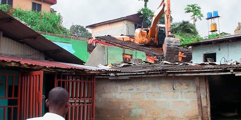 Août 2009: Un bulldozer rase le quartier de Njemanze à Port Harcourt, au Nigeria. © DR