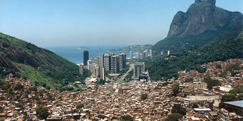Les Jeux olympiques de 2012 menacent d'expulsion des familles de Rio de Janeiro. © Kita Pedroza/Viva Favela