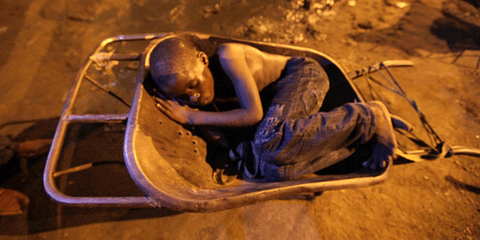 Juwell et une centaine d'autres enfants sont sans abris à Port Harcourt, Nigeria. © George Osodi/AI 