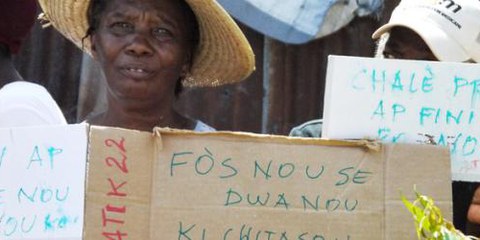 Manifestation contre les expulsions forcées à Port-au-Prince, Haïti, septembre 2011. © AI
