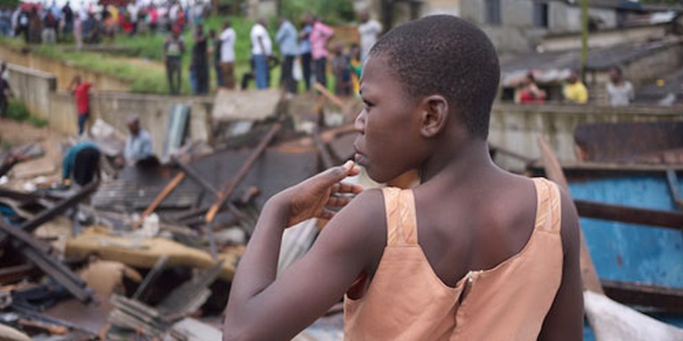 Jeune femme dont la maison vient d'être démolie. Quartier d’Abonnema Wharf, 27 juin 2012. © CMAP, 2012