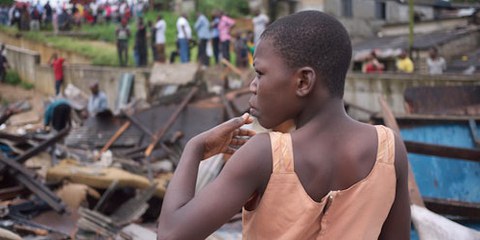 Jeune femme dont la maison vient d'être démolie. Quartier d’Abonnema Wharf, 27 juin 2012. © CMAP, 2012