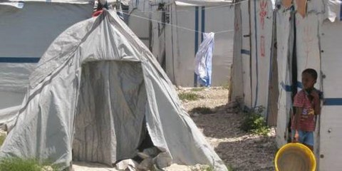Plus de deux ans après le tremblement de terre qui a dévasté Haïti, environ 500 000 personnes vivent encore dans des campements. © AI