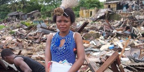 Une femme lors d’une expulsion forcée au Nigéria, en juillet 2012. © Private
