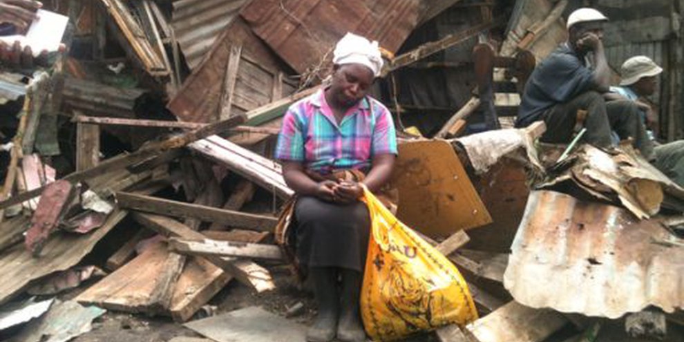 Cette femme de Nairobi doit affronter la saison des pluies après l’expulsion forcée du 10 mai. © Amnesty International