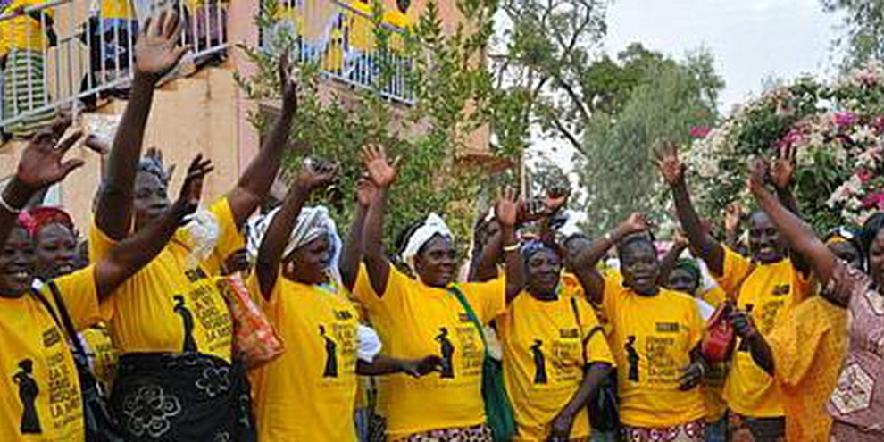 Un groupe de femmes expriment leur soutien pour la campagne d'Amnesty International sur la mortalité maternelle, à Kaya, Burkina Faso. © AI