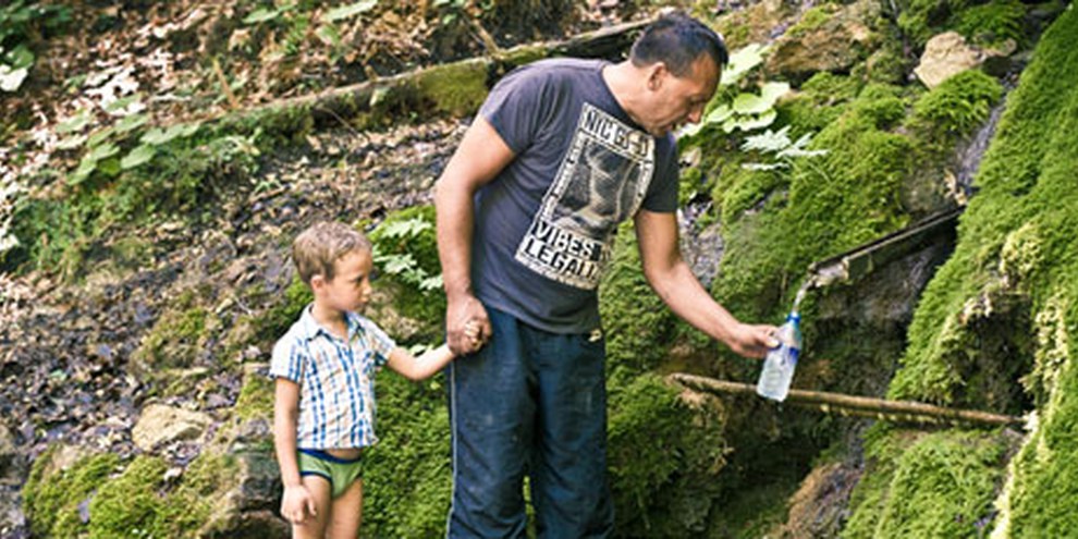 Les populations marginalisées, comme les Roms, ont souvent un accès limité à l'eau potable. © Borut Peterlin