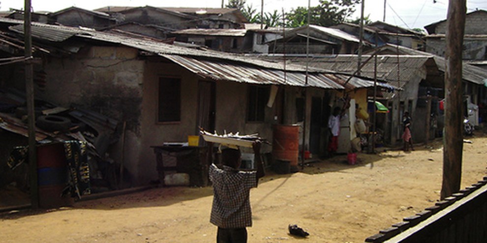 Des expulsions forcées dans les bidonvilles d'Abonnema Wharf (Nigeria) ont eu lieu en 2012. © AI