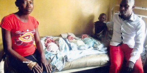 Une famille dont la maison a été détruite suite aux évictions forcées. © Amnesty International
