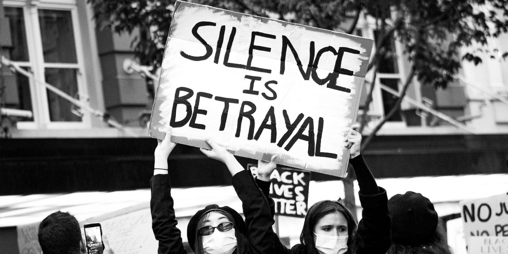 «Le silence est une trahison»: Affiche lors d'un rassemblement de Black Lives Matter à Auckland en juin 2020. © Alexandra Kathrine Carr