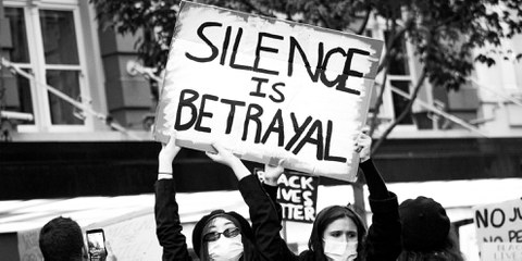 «Le silence est une trahison»: Affiche lors d'un rassemblement de Black Lives Matter à Auckland en juin 2020. © Alexandra Kathrine Carr