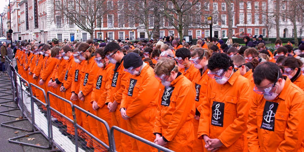 Des manifestants demandent la fermeture de la prison militaire de Guantánamo devant l'ambassade américaine à Londres. © Pres Panayotov / shutterstock.com