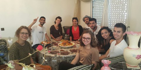 © Ludovic Vérolet, Schoschanah (gauche) und Ludovic (droit) avec des jeunes activist·e·s au Maroc