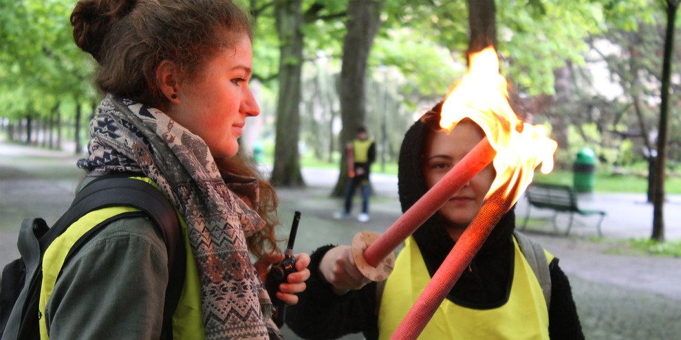 Remise de la flamme des droits humains durant l'action pour le lancement de la campagne Rio 2016 © Amnesty International