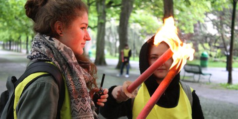 Remise de la flamme des droits humains durant l'action pour le lancement de la campagne Rio 2016 © Amnesty International