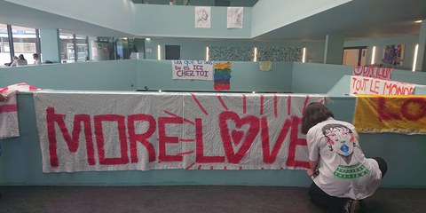 En réaction aux tags haineux qui ont recouvert les murs de leur gymnase, les jeunes ont répondu par des messages de bienveillance. © Amnesty International