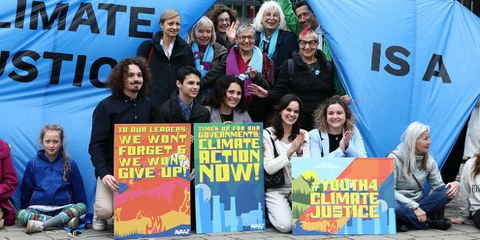 Strasburgo, 9 aprile 2024: attivisti per il clima attendono la decisione della Corte Europea dei Diritti dell'Uomo.© AFP via Getty Images