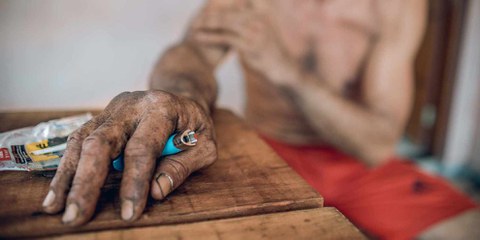 I raccoglitori di arance non possono mancare nemmeno un giorno di lavoro perché rischiano di rimanere senza salario, ha raccontato questo operaio incontrato dal giornalista Adrià Budry Carbó. Nonostante la pandemia di Covid-19 che ha duramente colpito il Brasile, il business non si è fermato. ©Marcos Weiske per Public Eye