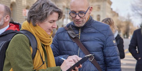 In tutta la Svizzera migliaia di persone, tra cui volontarie e volontari di Amnesty, si sono impegnate nella raccolta firme svidando le fredde temperature invernali: grazie! ©responsabilite-multinationales.ch