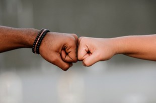 Discriminazione sulla base dell'origine, della 'razza' o dell'etnia