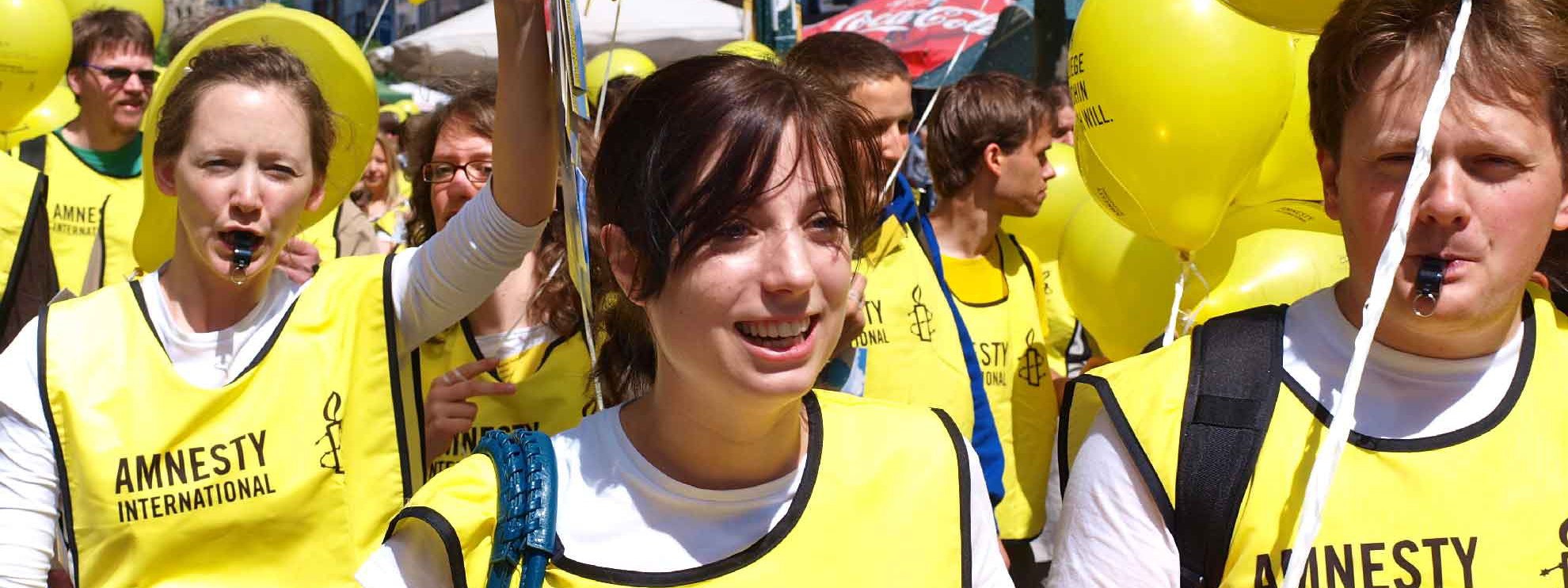 Attivisti di Amnesty International manifestano in piazza © Amnesty International