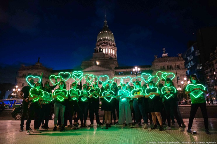 30 dicembre 2021: azione di Amnesty International Argentina in occasione del primo anniver-sario della legalizzazione dell’aborto nel paese. © Amnesty International / Tomás Ramírez Labrousse