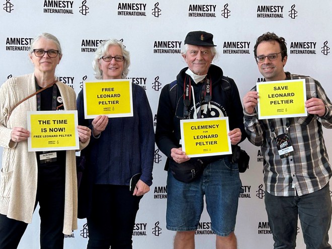 Azione di Amnesty International USA a sostegno di Leonard Peltier, attivista nativo imprigionato per quasi 50 anni per un crimine che sostiene di non aver commesso. La sua pena è stata commutata nel gennaio 2025. © Gavrilah Wells