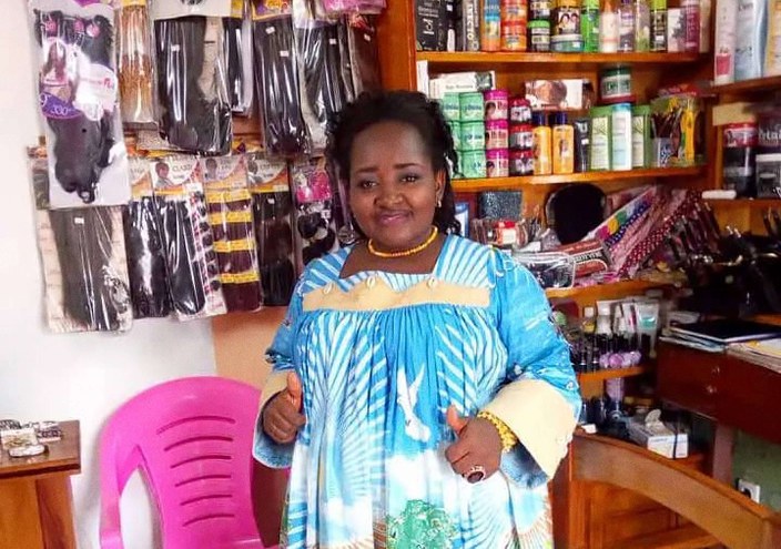 Il 16 gennaio una corte del Camerun ha ridotto la pena di Dorgelesse Nguessan, madre single e parrucchiera, condannata a 5 anni per aver manifestato. Amnesty si era occupata del suo caso durante la Maratona di lettere 2022. © Privato